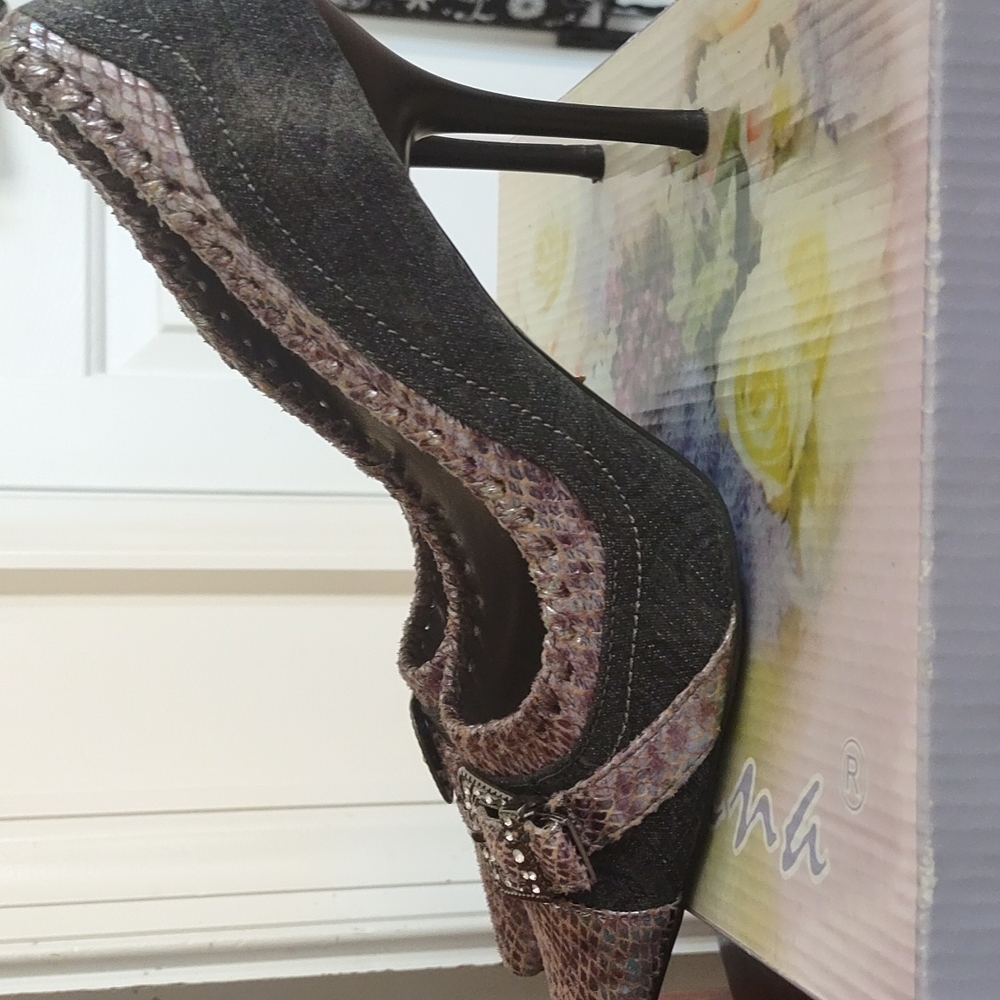 Heels - Picture 3 of 4